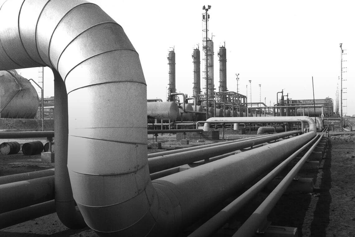 1962: Pipelines and facilities in Abu Dhabi's first oil well on Das Island.