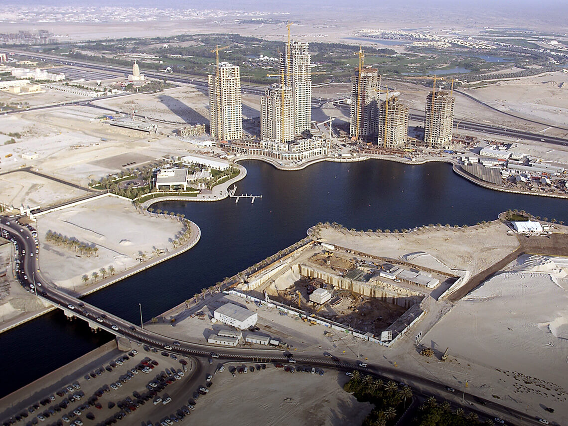 2002: Construction in progress at Dubai Marina.